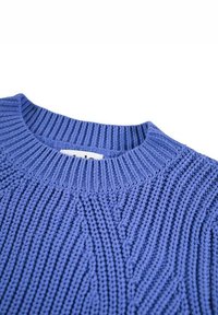 Niebieski dzianinowy sweter z prążkowanym okrągłym dekoltem, wzorem teksturowym i charakterystycznymi pionowymi liniami. Miękka tkanina, lekka konstrukcja.