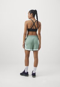 Jordan Pantaloncini sportivi - jade smoke/barely green