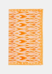 Pomarańczowy szalik we wzory z falistym motywem w różnych odcieniach pomarańczu i różu, z frędzlami na krawędziach i białym logo po jednej stronie.