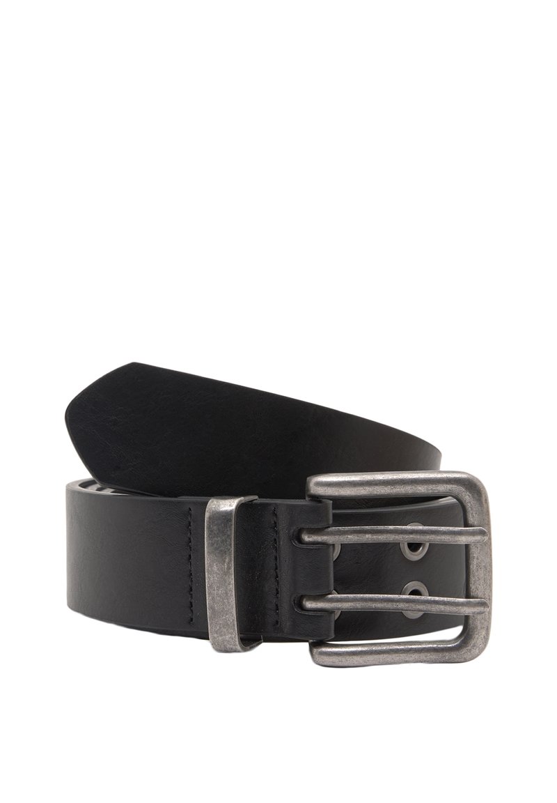 Zwarte leren riem met een matte zilveren gesp en twee tanden. Voorzien van een afgeronde punt en zichtbare stiksels langs de randen.