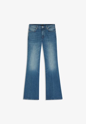 Vaqueros de mezclilla azul acampanados con lavado desteñido, que cuentan con cinco bolsillos, cierre de botones y dobladillos sin rematar en los extremos acampanados.