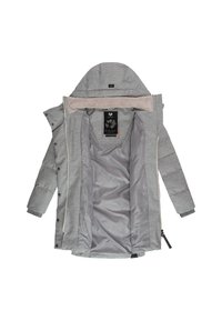 Svetlo siva puhovka s snemljivo kapuco, ovratnikom obloženim s krznom, zapiranjem na pritisne gumbe in svilnato sivo notranjo oblogo. Ima stranske žepne zadrge.