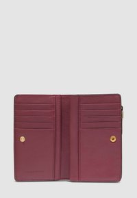 Portafoglio in pelle bordeaux aperto, con molteplici fessure per carte su entrambi i lati e due bottoni a scatto dorati per la chiusura.