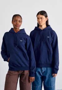 Sweatshirts azul-marinho com bolso frontal e cordões; apresentam o logotipo branco "OBEY" no peito; tecido misto, corte descontraído.