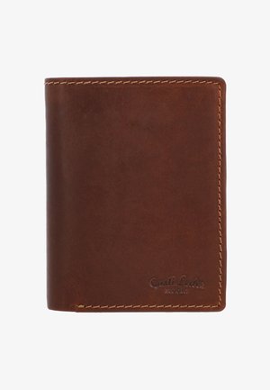 Braunes Leder-Bifold-Portemonnaie mit sichtbaren Nähten und eingeprägtem Markennamen in der unteren rechten Ecke auf weißem Hintergrund.