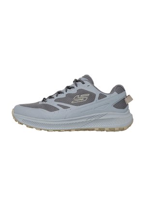 Zapatillas deportivas de color gris claro con parte superior de malla texturizada, puntera reforzada y suela de goma con un patrón de banda de rodadura para tracción.