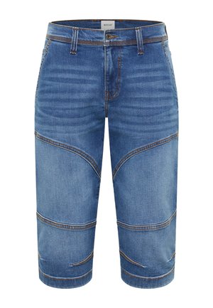 Kék farmer térdig érő rövidnadrág ívelt varrásmintákkal és elülső zsebekkel, gombos és cipzáras záródással.