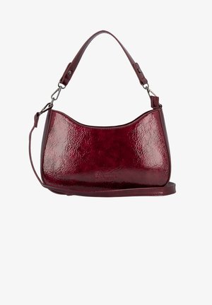 Bolso de hombro de cuero sintético rojo oscuro con textura brillante, con correa cruzada desmontable y borde superior curvado, sobre un fondo blanco.