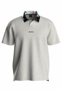Polo-shirt blanc à manches courtes avec deux boutons, logo "BOSS" sur la poitrine, et col à motif irisé sur fond uni.