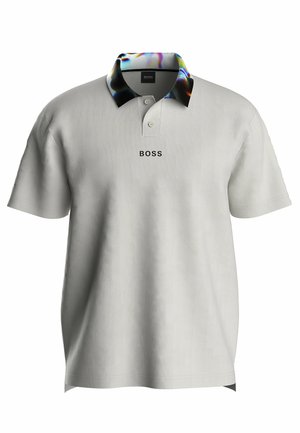 Polo shirt bianco a maniche corte con due bottoni, logo "BOSS" sul petto e colletto con motivo iridescente su sfondo neutro.