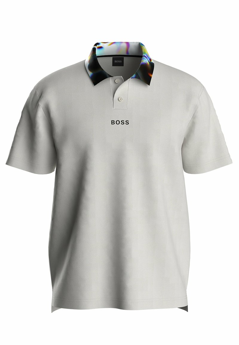 Polo-shirt blanc à manches courtes avec deux boutons, logo "BOSS" sur la poitrine, et col à motif irisé sur fond uni.