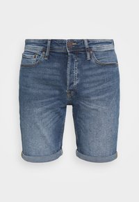 Pantalones cortos de mezclilla en un lavado azul medio, con puños doblados, diseño de cinco bolsillos y costuras en contraste. Cierre clásico de botón y cremallera.