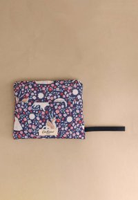 Sötétkék virágmintás textil tok, őz és virág mintákkal; oldalsó fogantyúval és jól látható márkajelzéssel rendelkezik.