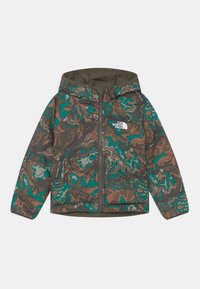 Kampsport pufferjakke med hætte i camouflage, der præsenterer jordfarver som grøn, brun og teal. Lynlåslukning foran og logo på brystet.
