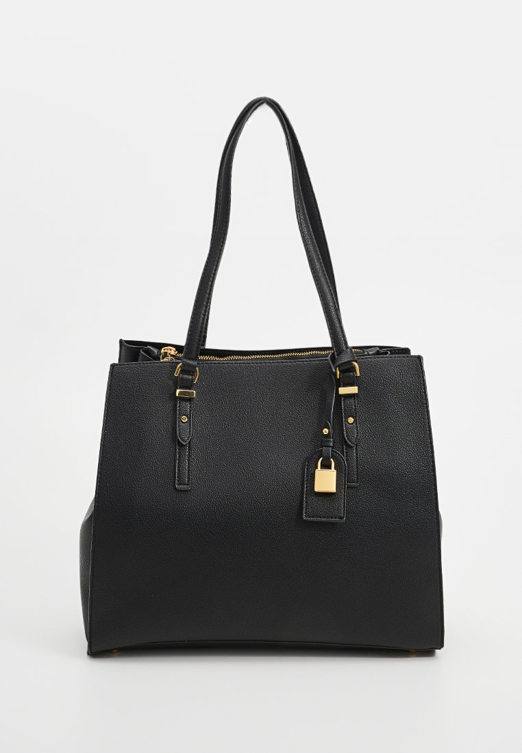 Borsa a tracolla in pelle nera strutturata con due manici, zip dorata e un lucchetto dorato decorativo sulla parte anteriore.