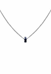 Collar de cadena de plata que presenta un colgante de gema azul cilíndrica, diseñado con un acabado brillante y en un estilo moderno y elegante.
