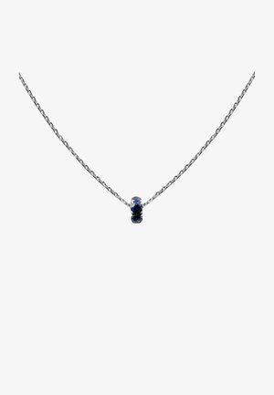 Collar de cadena de plata que presenta un colgante de gema azul cilíndrica, diseñado con un acabado brillante y en un estilo moderno y elegante.