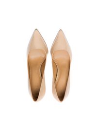 Pompes hautes en cuir verni nude avec un bout pointu, une texture lisse et des détails de logo à l'intérieur, présentant un design à côtés ouverts.