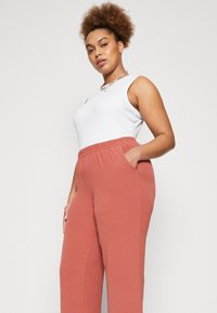 Vero Moda Curve VMALVA WIDE - Pantalon classique - marsala