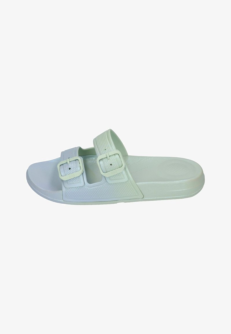 Lichtgroene slide sandaal van plastic, met twee verstelbare gespbanden en een gestructureerde voetbed voor grip en comfort.