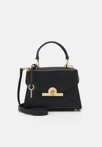 Borsa a tracolla in pelle nera con dettaglio in metallo dorato a forma di lucchetto e chiave, manico superiore e tracolla removibile su sfondo bianco semplice.
