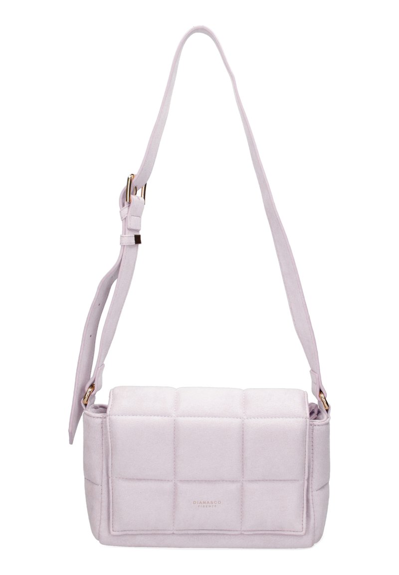Borsa a spalla in suede rosa chiaro con design trapuntato, tracolla regolabile e accessori in tono dorato. Forma rettangolare compatta e texture morbida.
