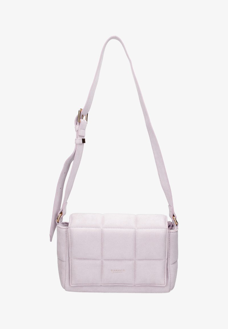 Borsa a spalla in suede rosa chiaro con design trapuntato, tracolla regolabile e accessori in tono dorato. Forma rettangolare compatta e texture morbida.