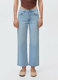 Hellblaue weite Jeans mit glatter Textur, zwei vorderen Taschen und einem Bund mit Knopf- und Reißverschluss.