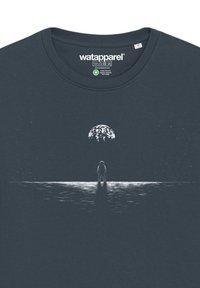 Donkergrijze katoenen t-shirt met een witte graphic van een astronaut die een planeet aankijkt, met een gestructureerd oppervlak en een minimalistisch design.