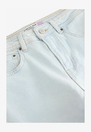 Lichtblauwe high-rise mom jeans van stretchdenim, met vijf zakken, een knoopsluiting en contrasterende stikseldetails.