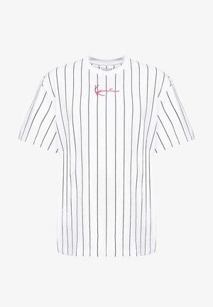 T-shirt blanc à manches courtes avec de fines rayures verticales noires et un petit logo rouge en écriture cursive centré près de l'encolure.