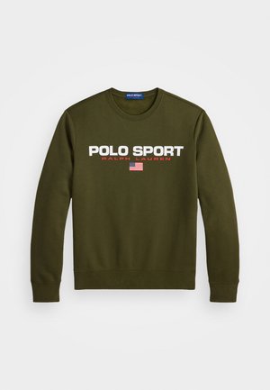 Sweatshirt vert olive avec un col rond. Arbore l'inscription "POLO SPORT" en texte blanc et rouge, ainsi qu'un petit graphisme du drapeau américain. Finition textile douce.
