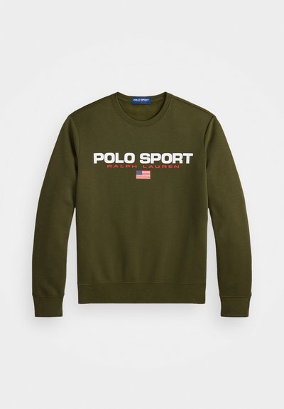 Olivno zelena športna majica s kvadratnim izrezom. Na njej je napis "POLO SPORT" v belem in rdečem ter majhna grafika ameriške zastave. Mehka tekstilna obdelava.