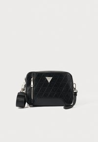 Μαύρη τσάντα crossbody με γεωμετρικό ανάγλυφο σχέδιο, ασημένιο εξοπλισμό, κλείσιμο με φερμουάρ και ρυθμιζόμενο ιμάντα.