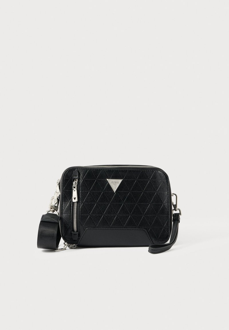 Μαύρη τσάντα crossbody με γεωμετρικό ανάγλυφο σχέδιο, ασημένιο εξοπλισμό, κλείσιμο με φερμουάρ και ρυθμιζόμενο ιμάντα.