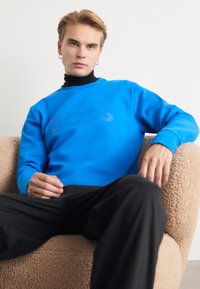 BOSS SALBO - Melegítőfelső - open blue