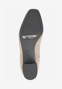 Semelle de chaussure en daim beige avec un dessous en caoutchouc noir texturé, portant le nom de la marque "PETER KAISER" en relief et des marquages de taille.