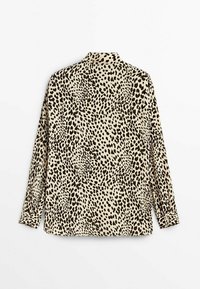 Langærmet skjorte med leopardprint, beige baggrund med sorte pletter, fast krave, knapmanchetter, glat tekstur og afslappet pasform.