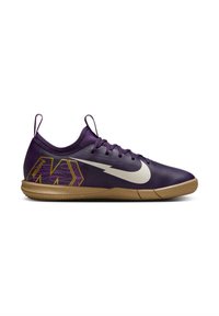 Scarpe sportive viola con tomaia texturizzata, logo swoosh grigio chiaro e design geometrico dorato, dotate di suola in gomma e chiusura con lacci.