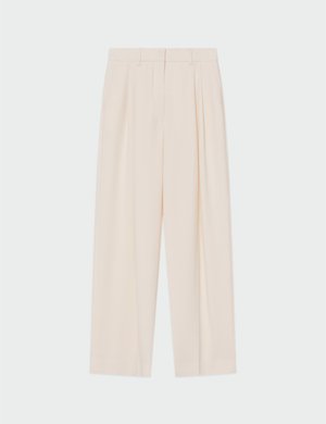 Beige broek met hoge taille en wijde pijpen, plooien aan de voorkant en riemlussen, plat weergegeven op een witte achtergrond.