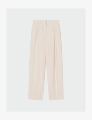 Beige broek met hoge taille en wijde pijpen, plooien aan de voorkant en riemlussen, plat weergegeven op een witte achtergrond.