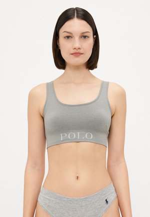 Pelēks ribots īsie tops ar platām siksnām, ar "POLO" logotipu gaiši pelēkā krāsā uz joslas. Gluda tekstūra, apvienota ar atbilstošām biksītēm.