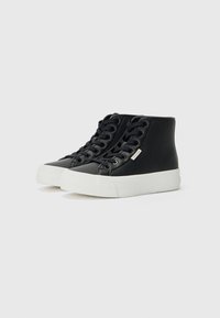 Sneaker alte nere realizzate in materiale sintetico liscio, con suola in gomma bianca, punta tonda e design tradizionale con lacci.