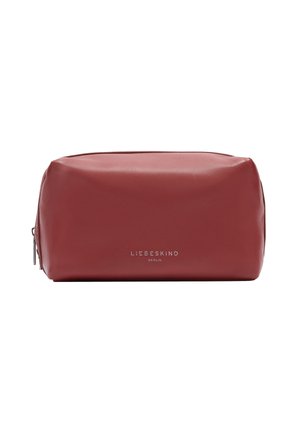 Rode leren cosmetica tas met een rechthoekige vorm, een gladde textuur en een zilveren logo-detail aan de voorkant. Ritsluiting aan één kant.