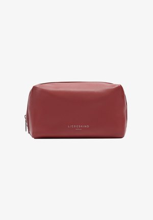 Borsa cosmetica in pelle rossa con forma rettangolare, superficie liscia e dettaglio del logo argentato sulla parte anteriore. Chiusura con zip su un lato.