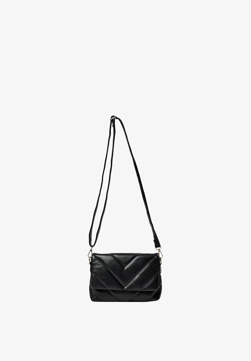 Sac bandoulière en cuir noir avec un motif chevron matelassé. Comprend une fine sangle ajustable et des accents en métal doré.