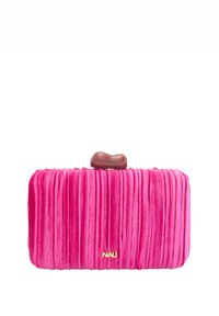 Vaaleanpunainen samettinen clutch-laukku, jossa on uurrettu tekstuuri, kiiltävä ruskea papumainen solki ja etuosassa kohokuvioitu logo.