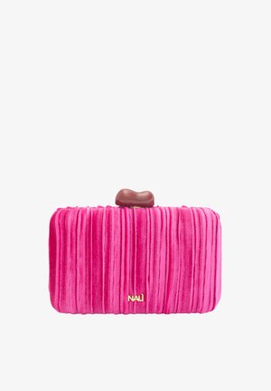 Vaaleanpunainen samettinen clutch-laukku, jossa on uurrettu tekstuuri, kiiltävä ruskea papumainen solki ja etuosassa kohokuvioitu logo.