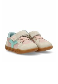 Zapatos con tiras de velcro que presentan un upper de ante beige con acentos en rosa y verde azulado, suela de goma, forma redondeada y detalles de costura.