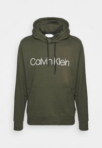 Oliwkowa zielona bluza z kapturem na sznurki, przednią kieszenią i białym logo "Calvin Klein". Wykonana z miękkiej, teksturowanej tkaniny.